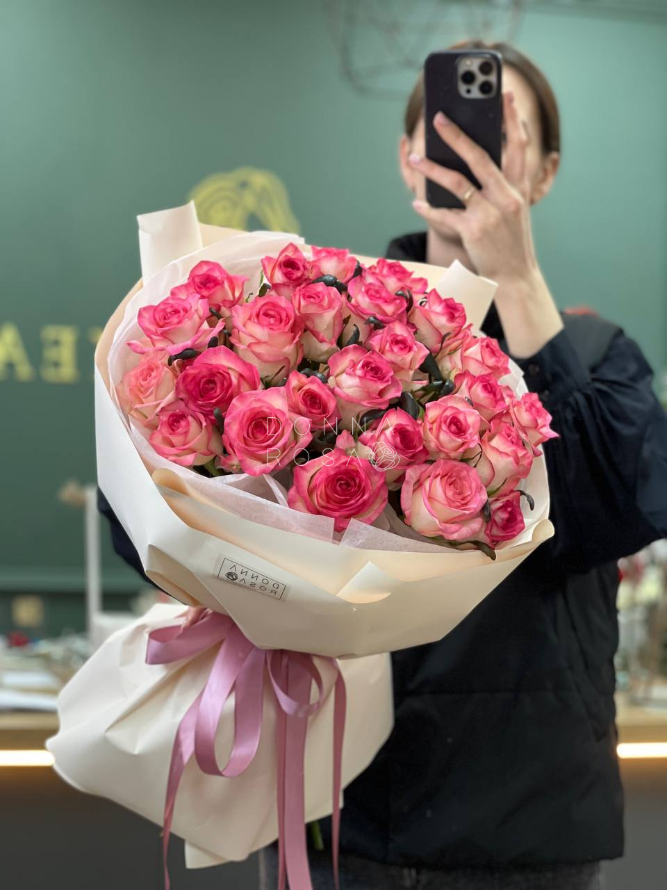 Букет из 25 бело-розовых роз Джумилия (Jumilia)