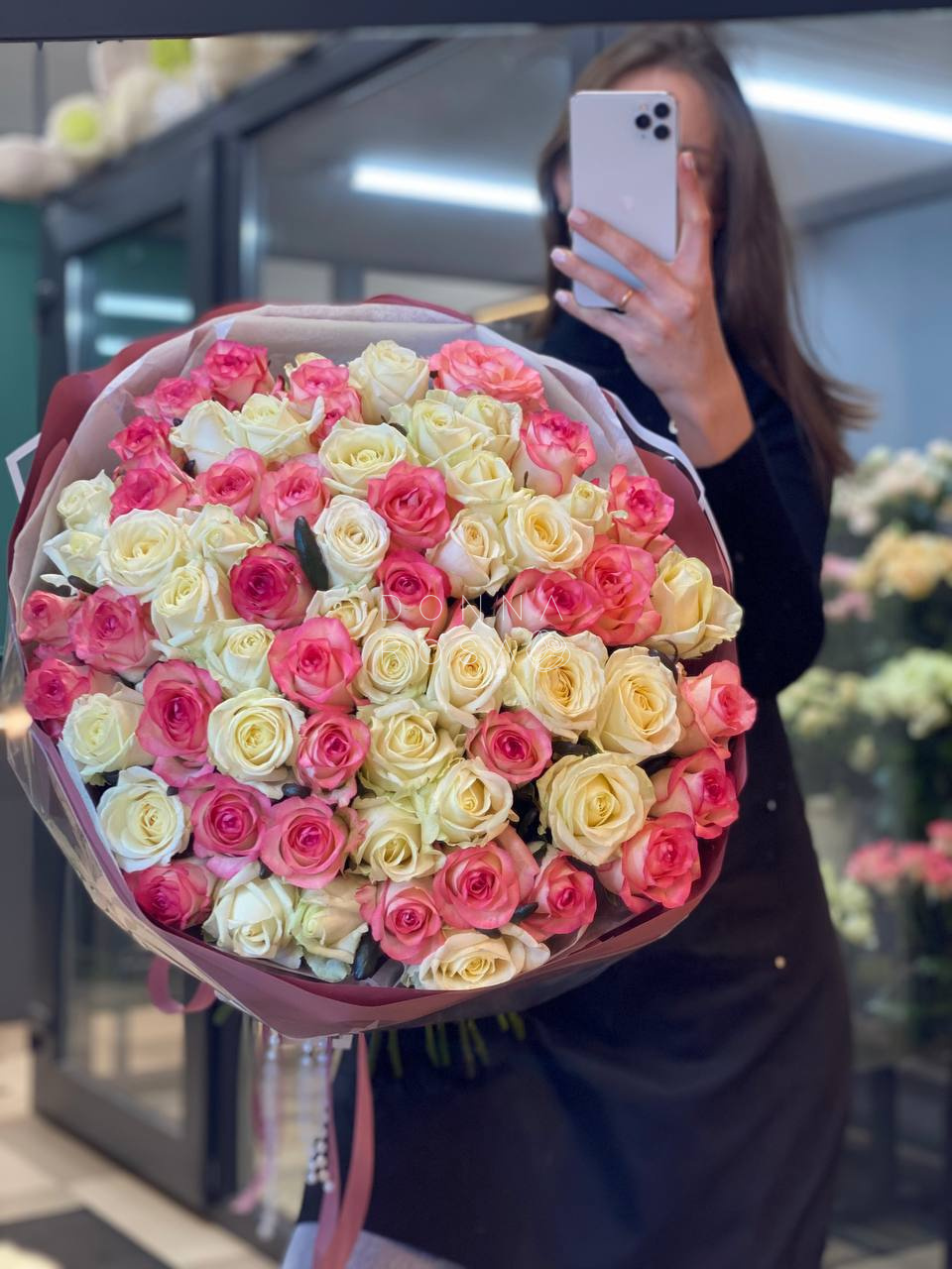Букет из 65 роз аваланж и джумилия 