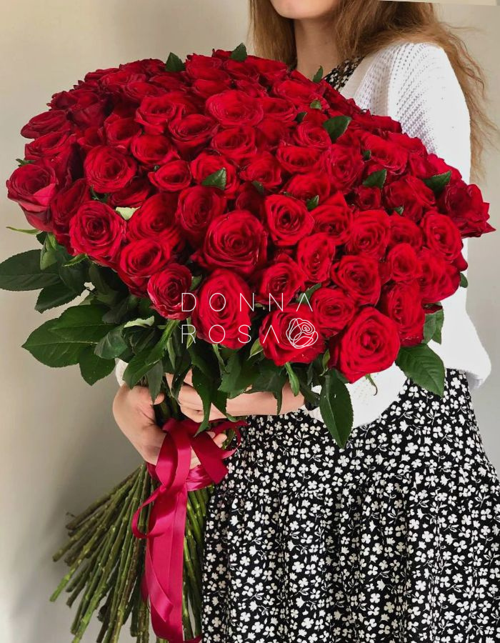 Букет из 101 красной розы Red Naomi 80 см с лентой 
