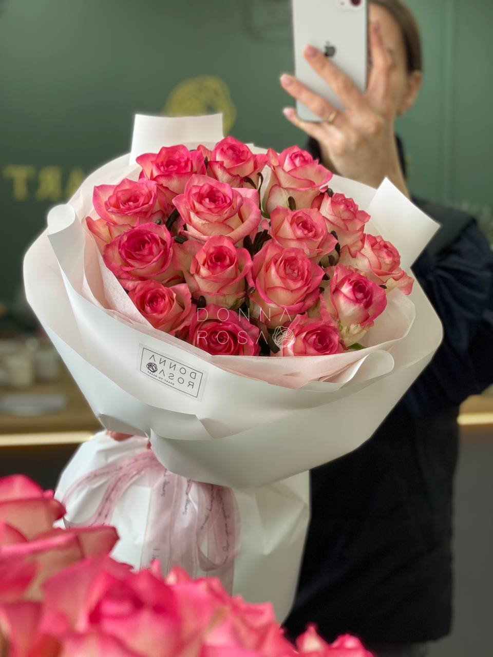 Букет из 15 бело-розовых роз Джумилия (Jumilia)