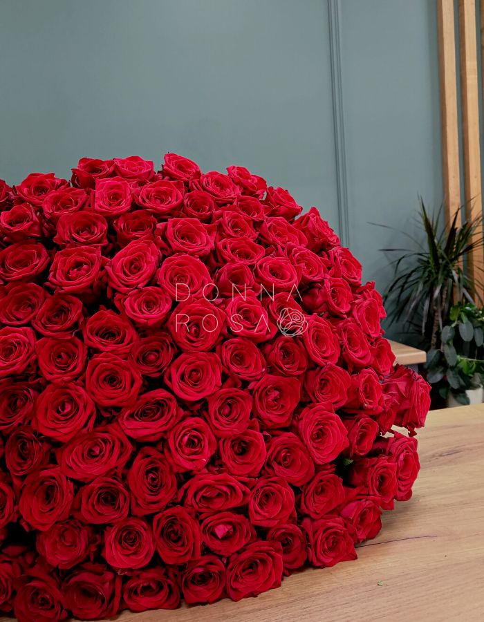 Букет из 101 красной розы Ред Наоми (Red Naomi)