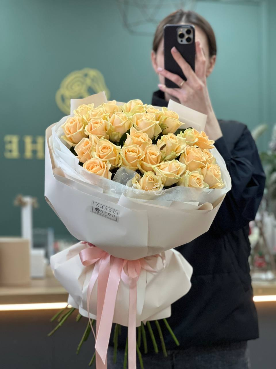 Букет из 25 кремовых роз Аваланж Пич (Avalanche Peach)