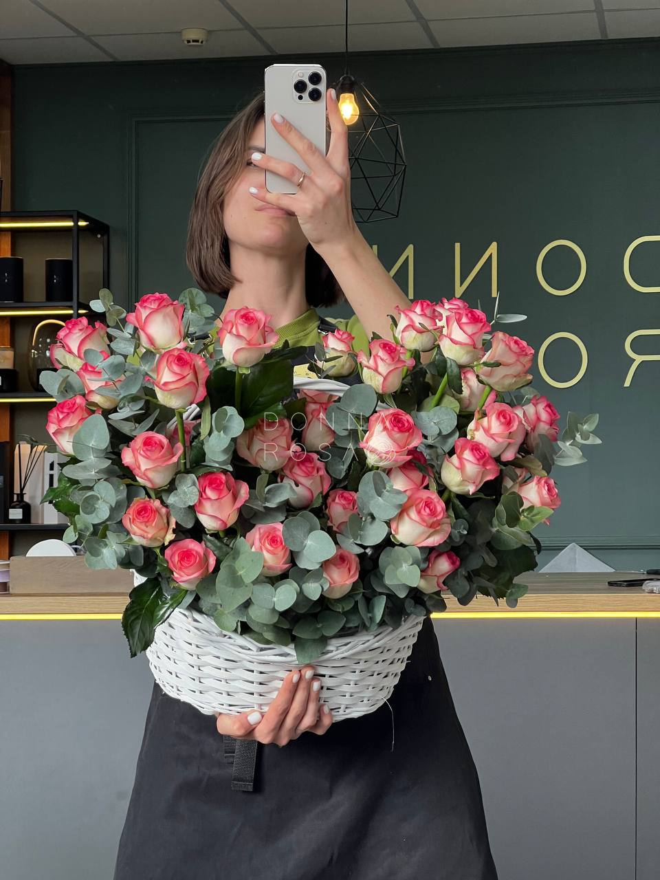 Корзина из  51 розы Джумилия с эвкалиптом
