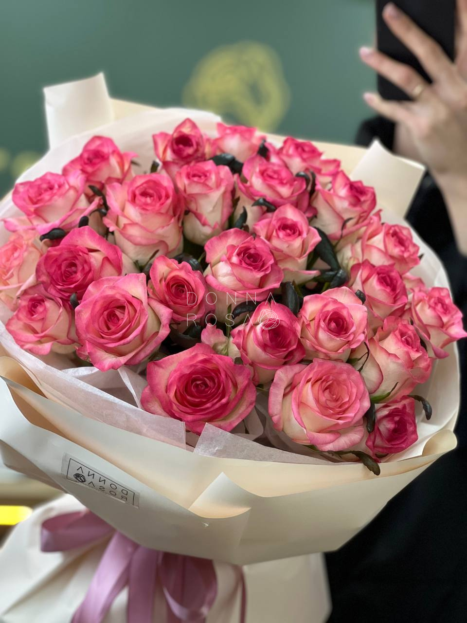 Букет из 25 бело-розовых роз Джумилия (Jumilia)