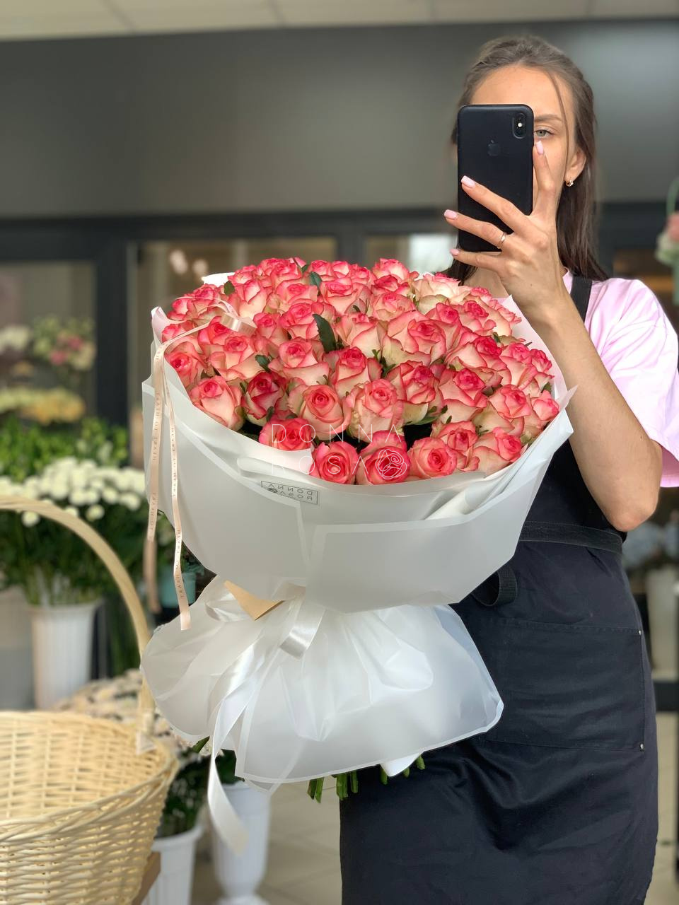 51 роза джумилия в упаковке 