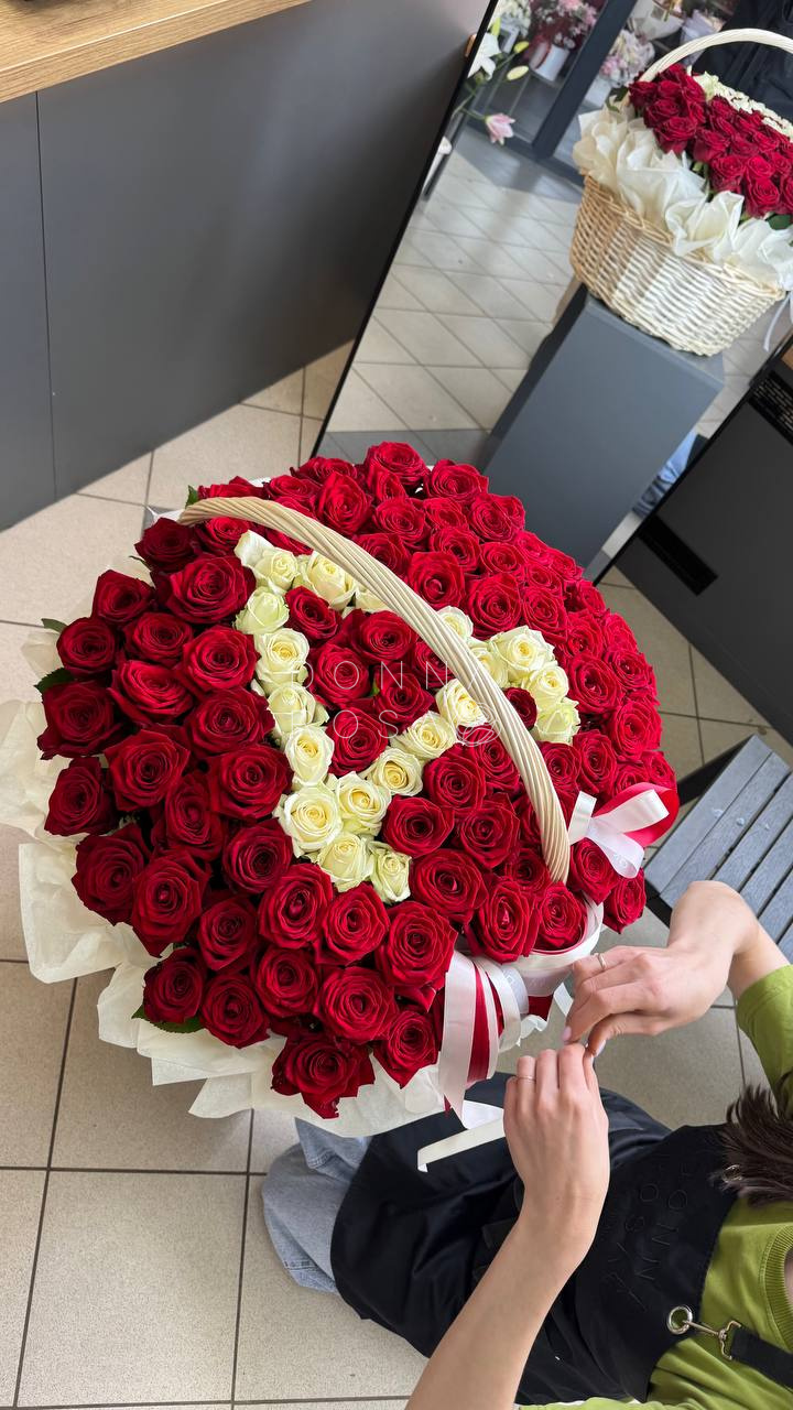 Корзина из 101 розы с буквой