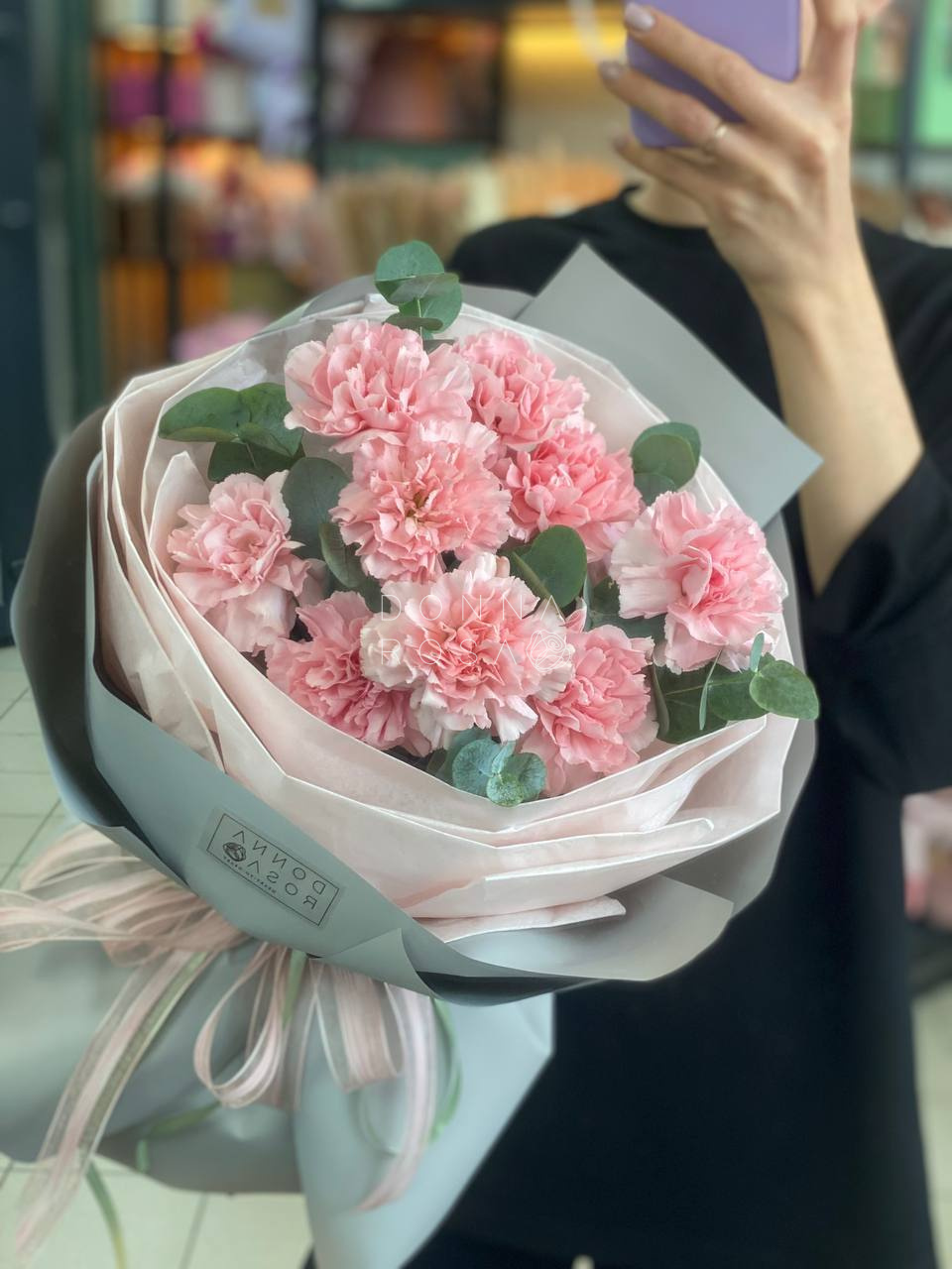 Букет комплимент из гвоздик и эвкалипта 