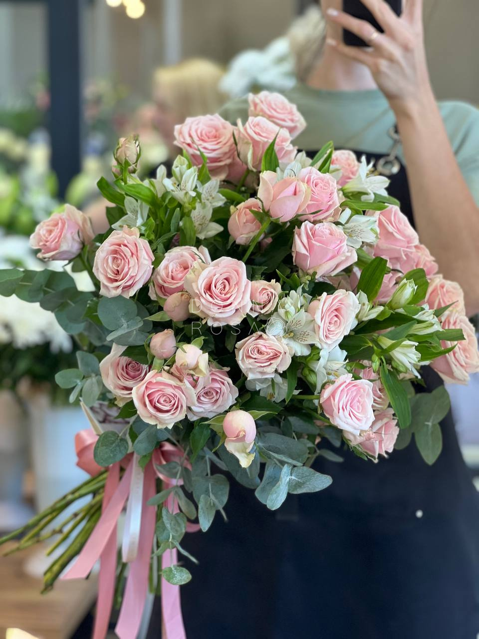 Букет из кустовой розы  с альстрамерией 