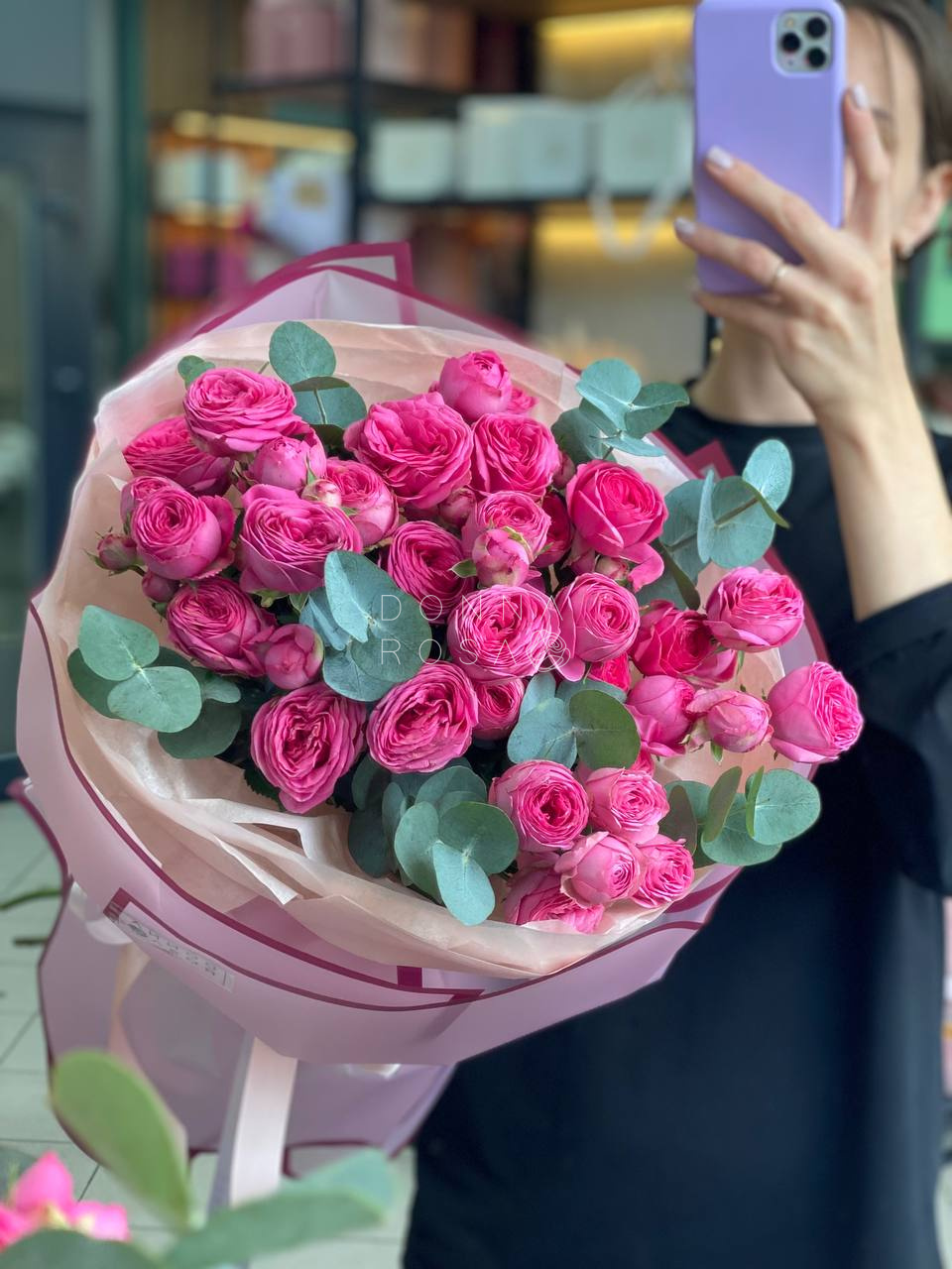 Букет из 9 кустовых роз с эвкалиптом 