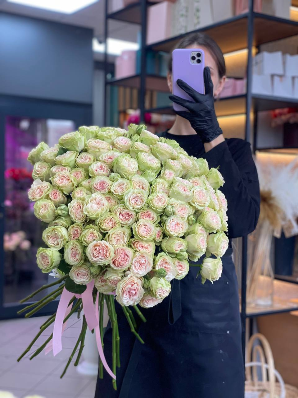 Букет из 29 кустовых роз 