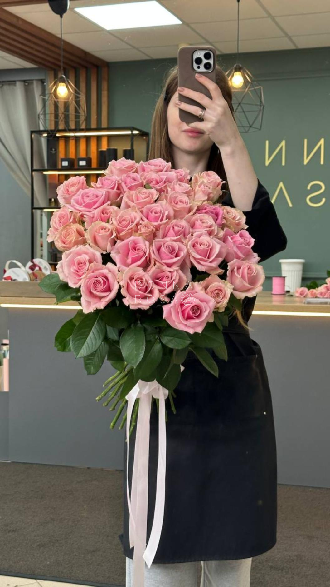 Букет из 35 розовых роз Пинк Аваланж (Pink Avalanche) под ленту