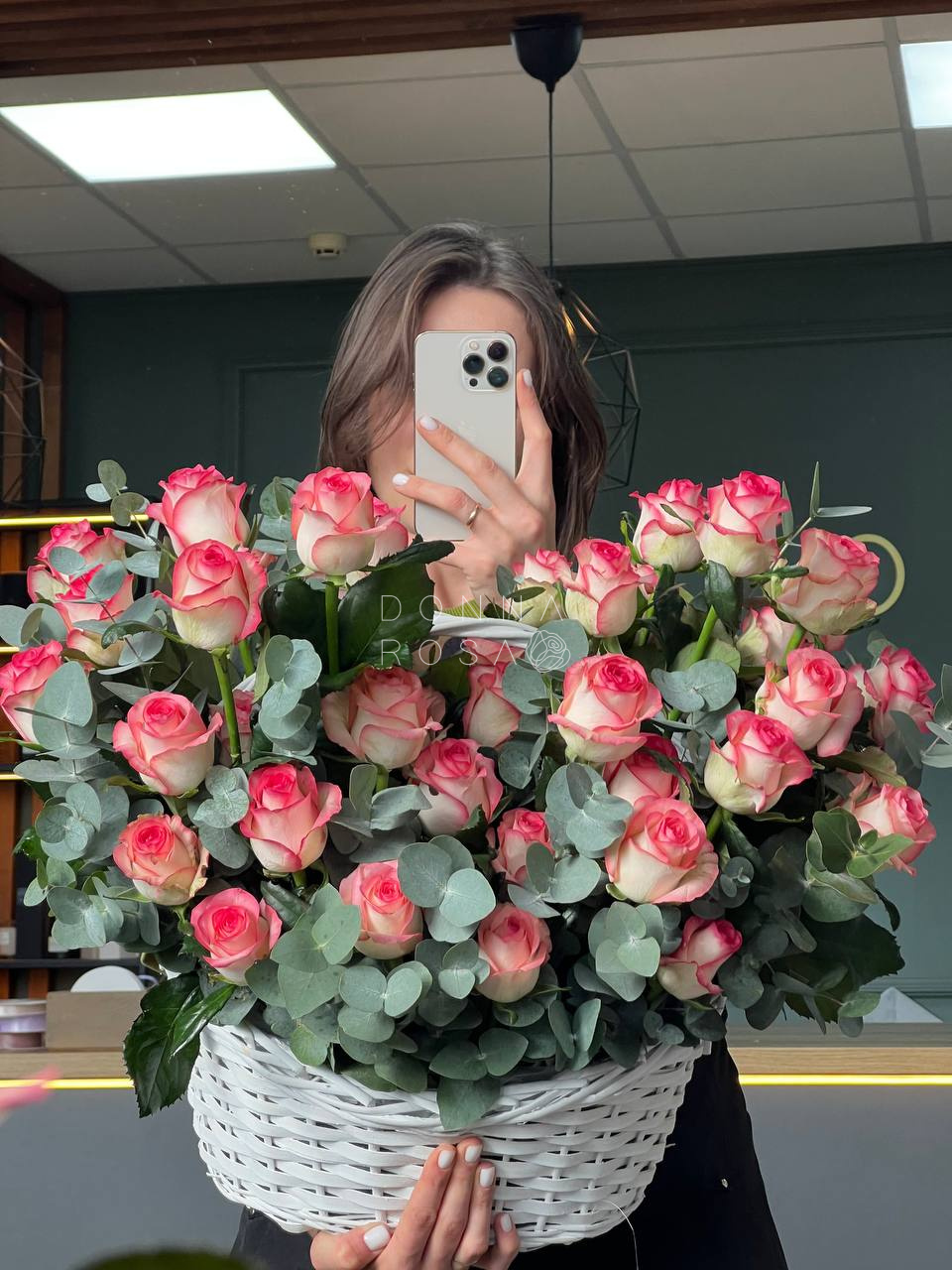 Корзина из  51 розы Джумилия с эвкалиптом