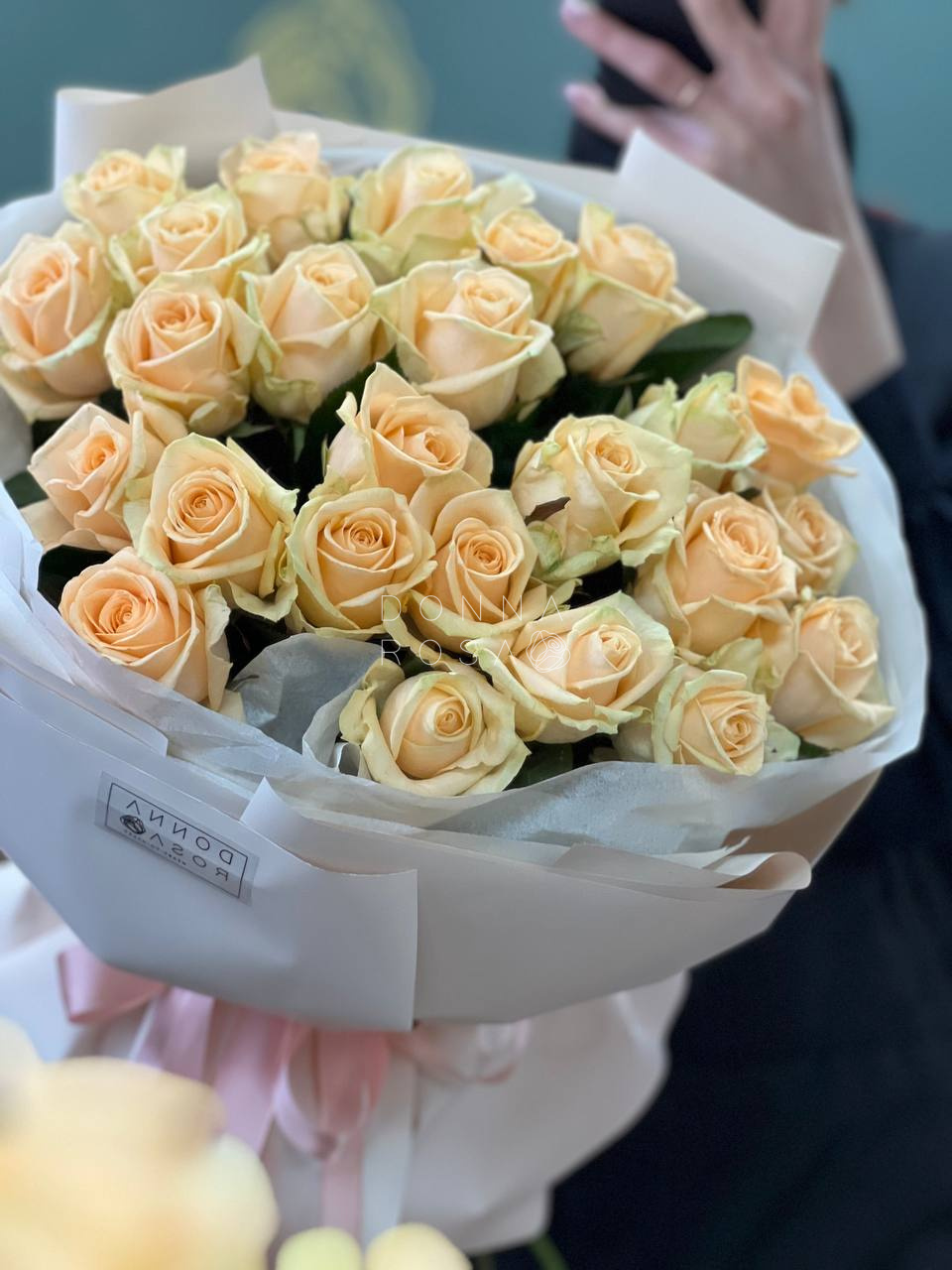 Букет из 25 кремовых роз Аваланж Пич (Avalanche Peach)