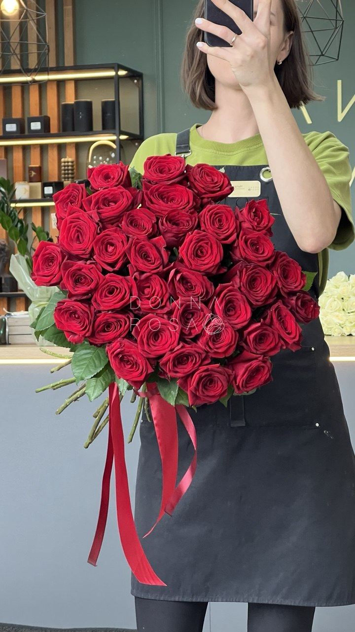 Букет из 35 красных роз Ред Наоми (Red Naomi) с лентой