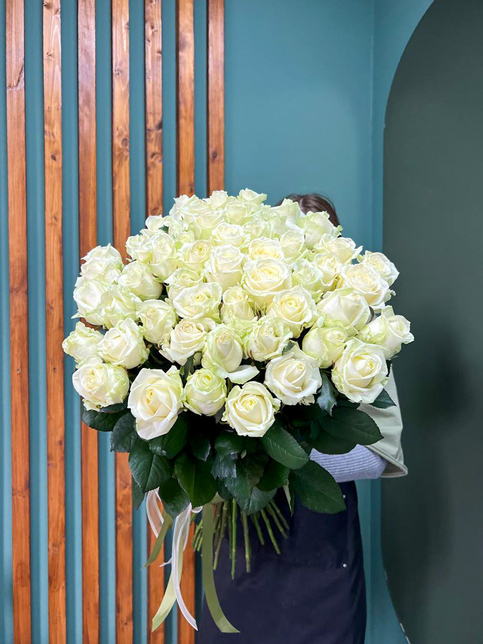 Букет из 51 розы Аваланж под ленту 