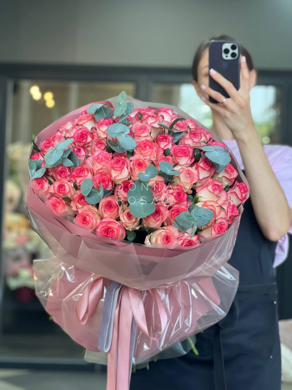 51 роза джумилия с эвкалиптом 