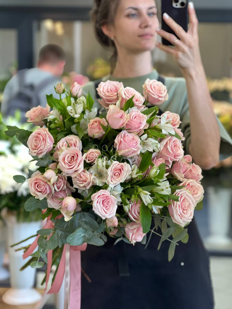 Букет из кустовой розы  с альстрамерией 