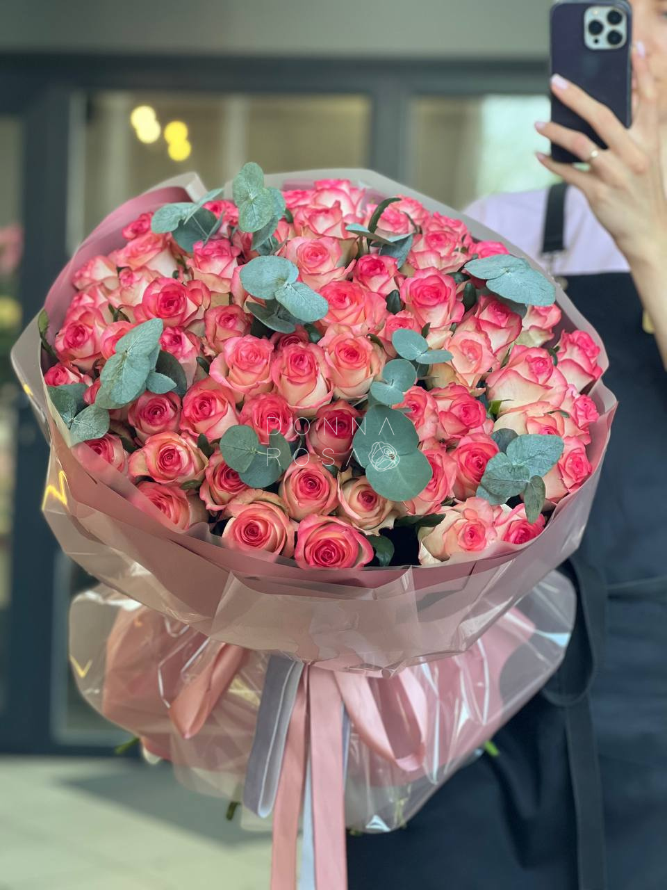 51 роза джумилия с эвкалиптом 