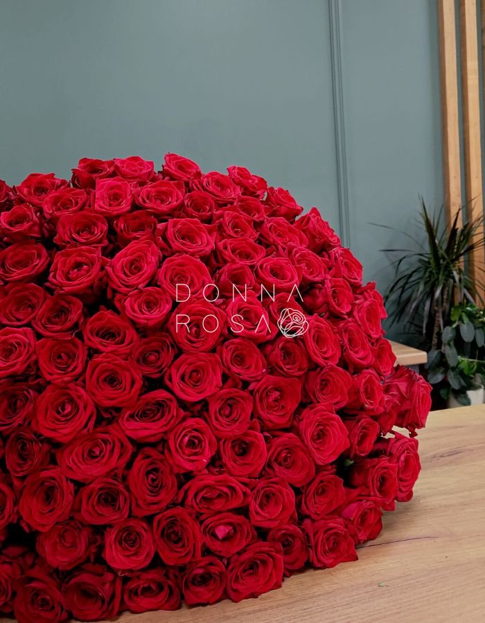 Букет из 101 красной розы Red Naomi 80 см с лентой 