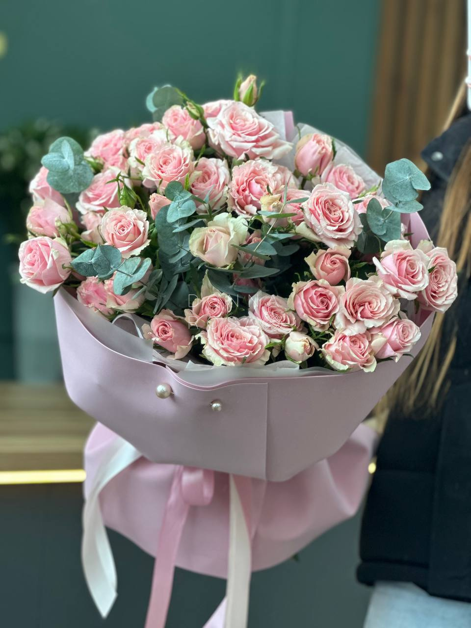 Букет из 13 кустовых роз с эвкалиптом "Sweet Baikal"