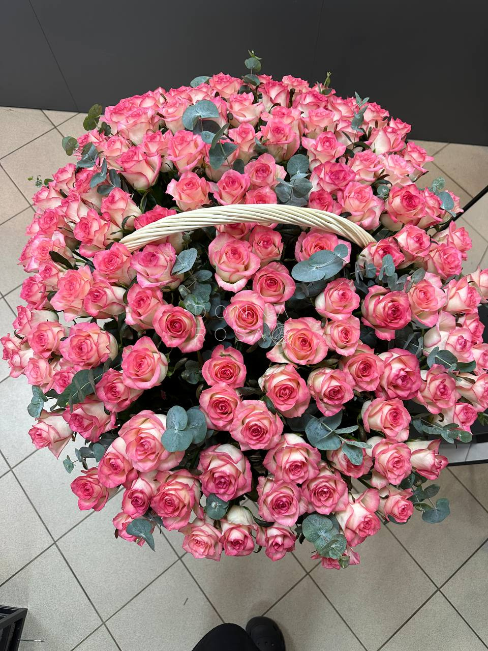 Корзина из 155 роз Джумилия