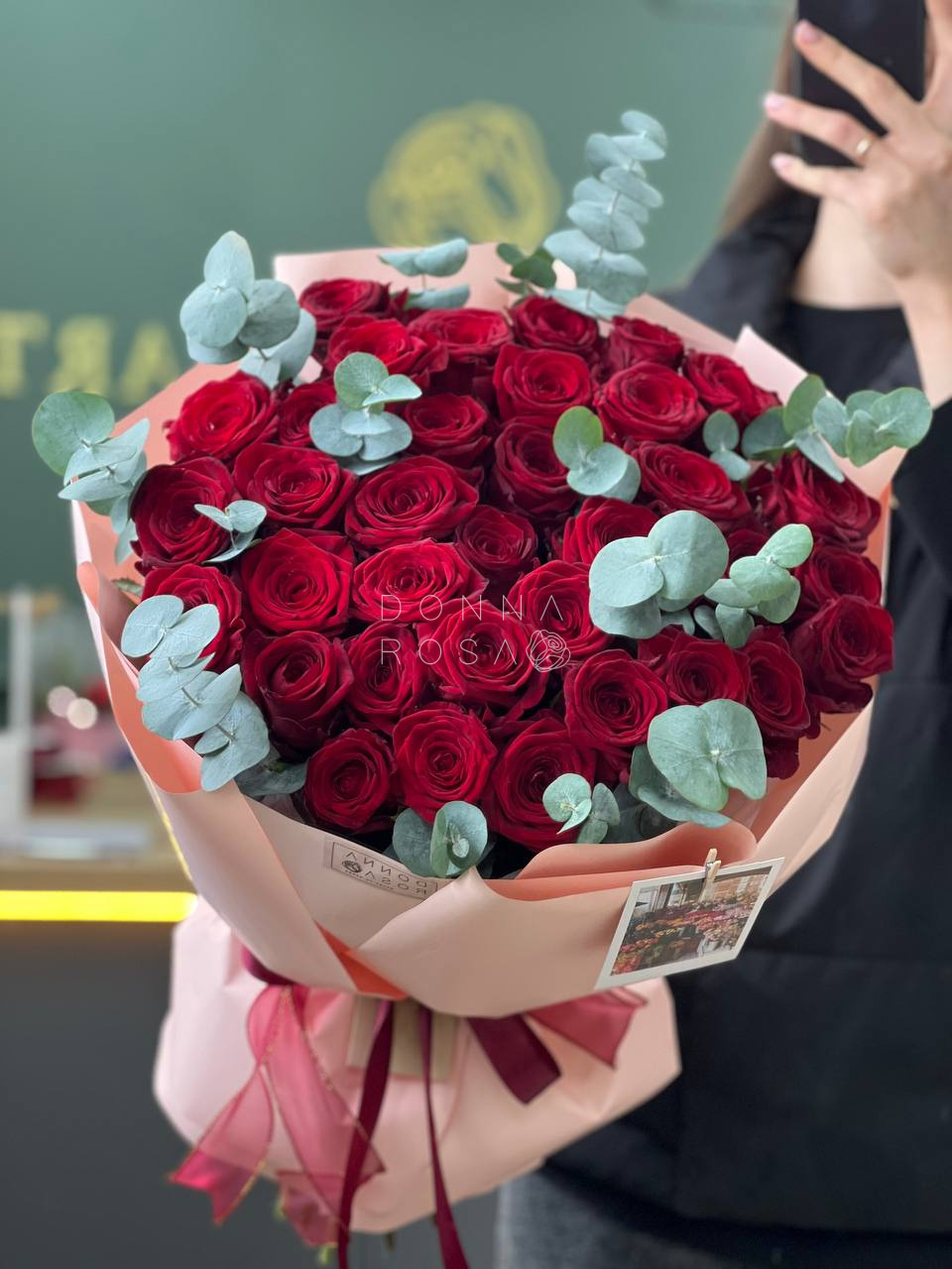Букет из 35 роз Ред Наоми с эвкалиптом 