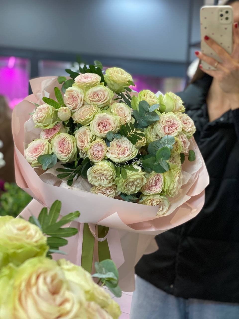 Букет из кустовых роз с эвкалиптом "Милый"