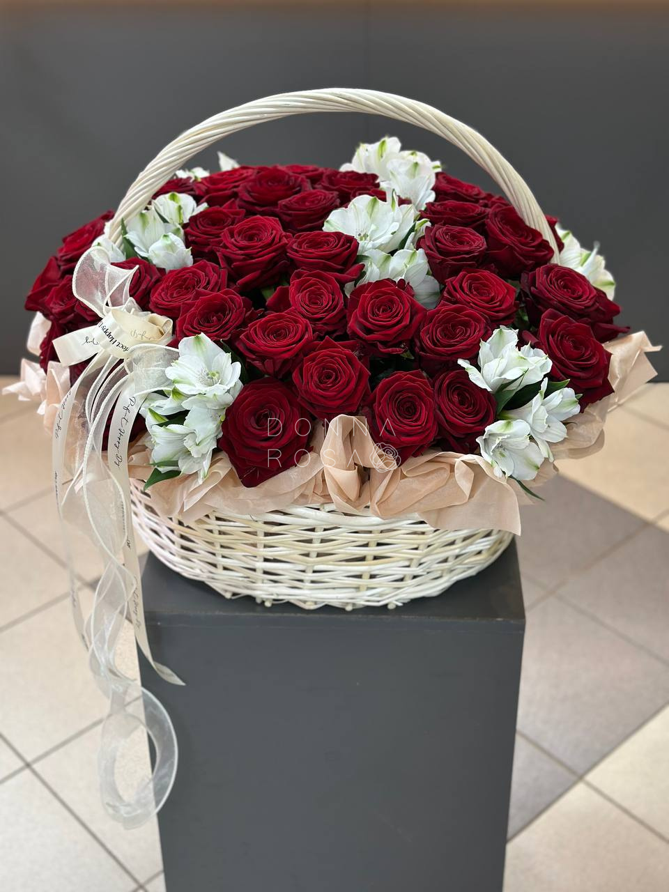 Корзина 51 красая роза с альстромерией