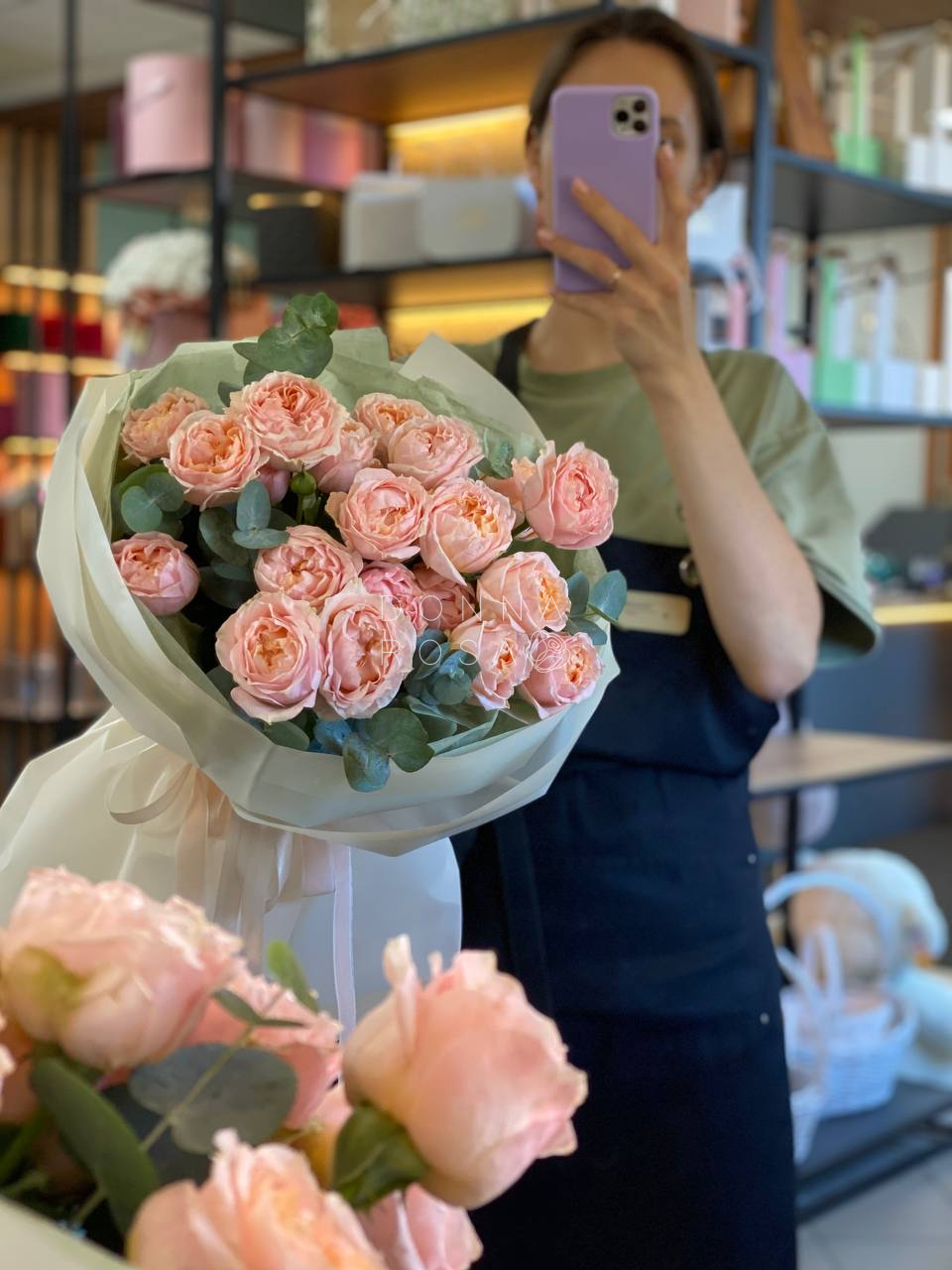 Букет из 5 веток кустовой розы с эвкалиптом 