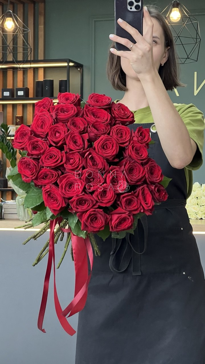 Букет из 35 красных роз Ред Наоми (Red Naomi) с лентой