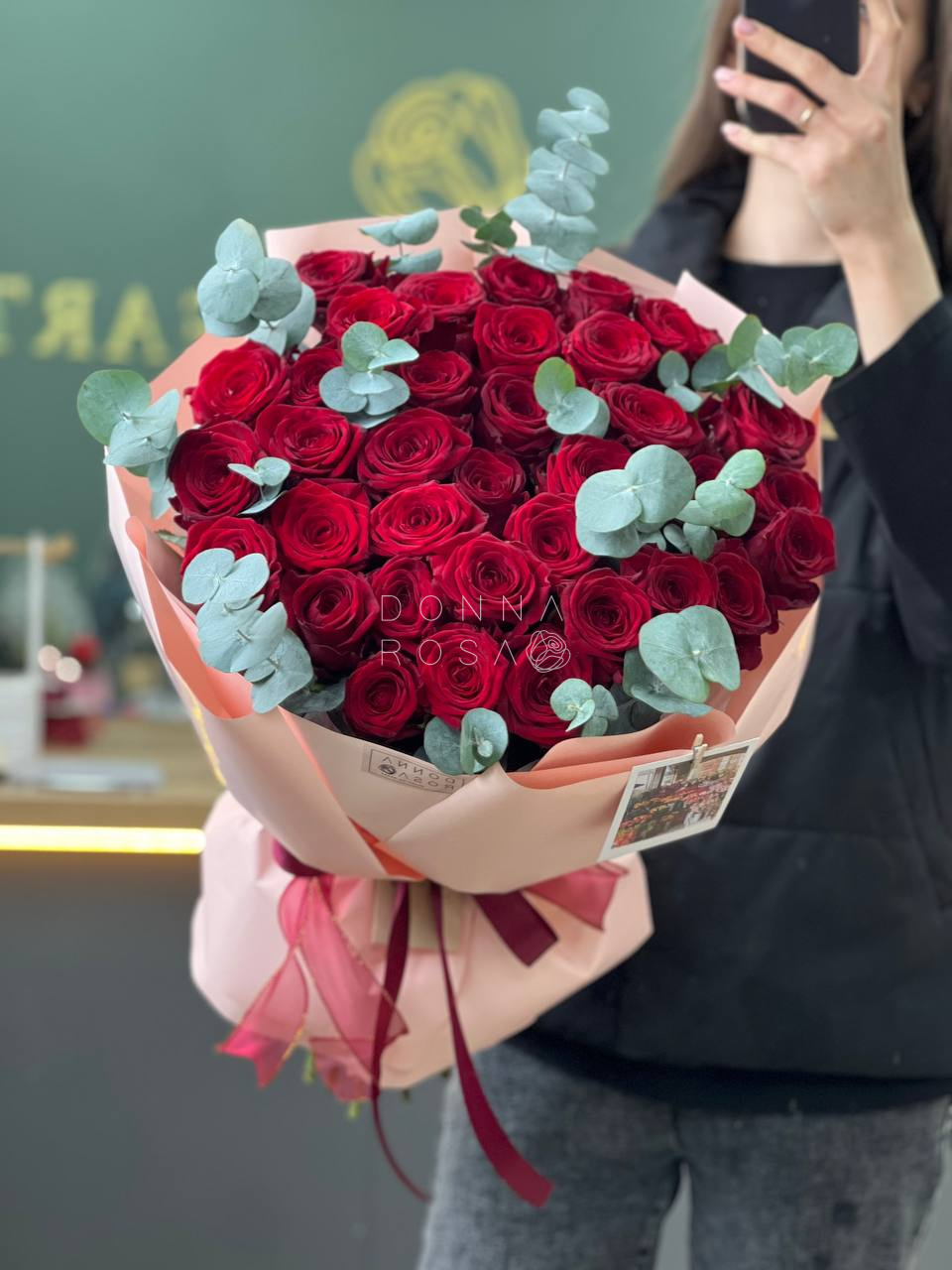 Букет из 35 роз Ред Наоми с эвкалиптом 