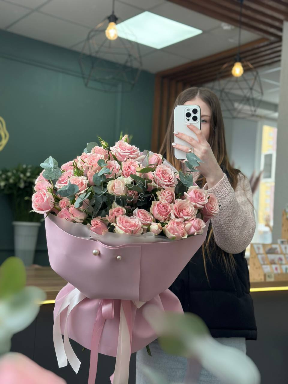 Букет из 13 кустовых роз с эвкалиптом "Sweet Baikal"