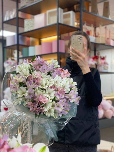 Букет из альстромерии в ассортименте  