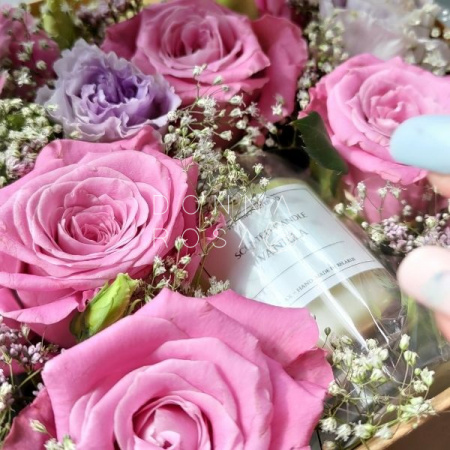 Подарочный набор с живыми цветами и ароматической свечой