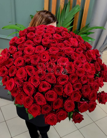 Букет из 101 красной розы Red Naomi 80 см с лентой