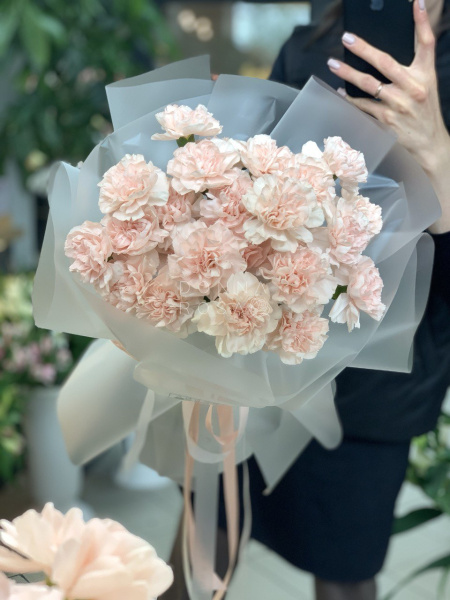 Букет моно из гвоздик в ассортименте