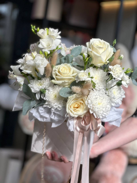 Композиция в сумочке White