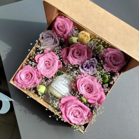 Подарочный набор с живыми цветами и ароматической свечой