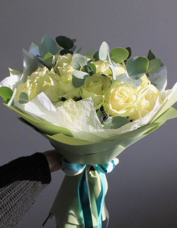 Букет из 25 роз "Avalanche" и эвкалипта 