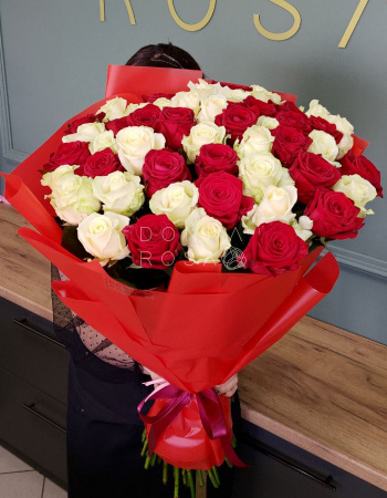 Букет из 51 красной и белой розы