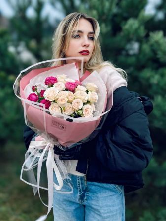 Букет из 5 веточек кустовых роз Букет из 5 веточек кустовых роз