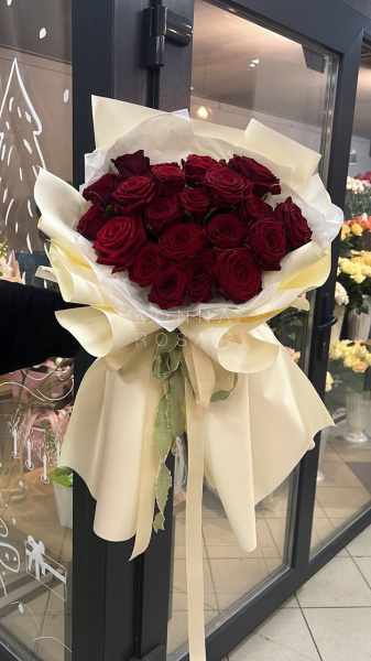 Букет из 21 розы ред наоми 60 см в дизайнерском оформлении Букет из 21 розы ред наоми 60 см в дизайнерском оформлении