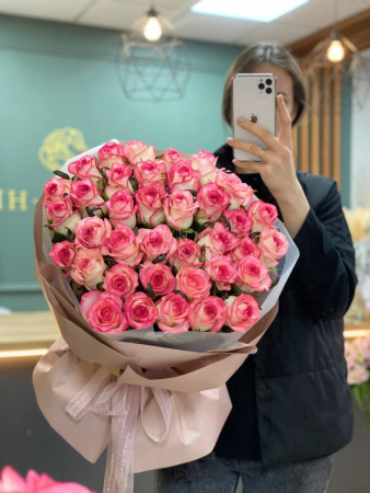 Букет из 35 бело-розовых роз Джумилия (Jumilia)