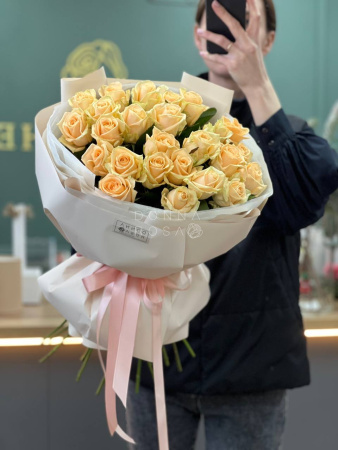 Букет из 25 кремовых роз Аваланж Пич (Avalanche Peach)