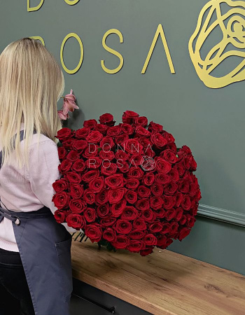 Букет из 101 красной розы Red Naomi 80 см с лентой