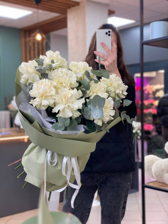 Букет из французских роз с эвкалиптом