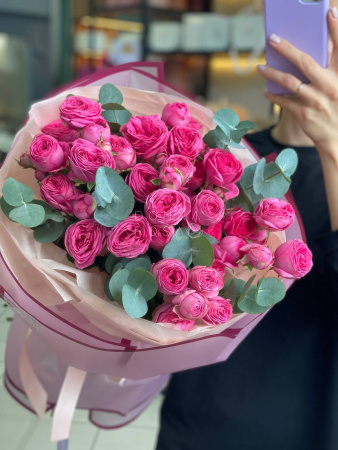 Букет из 9 кустовых роз с эвкалиптом 