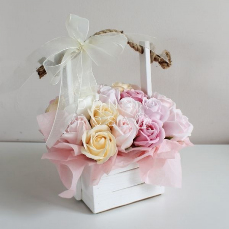 Композиция в кашпо из мыльных роз