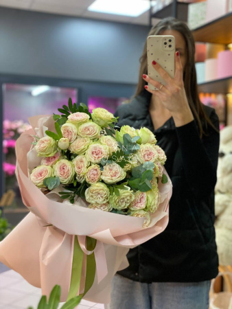 Букет из кустовых роз с эвкалиптом "Милый"