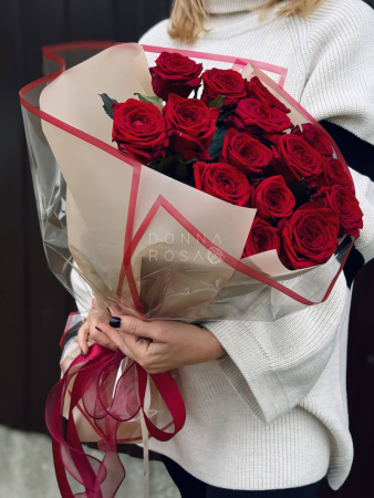 Букет из 15 красных роз Ред Наоми (Red Naomi)